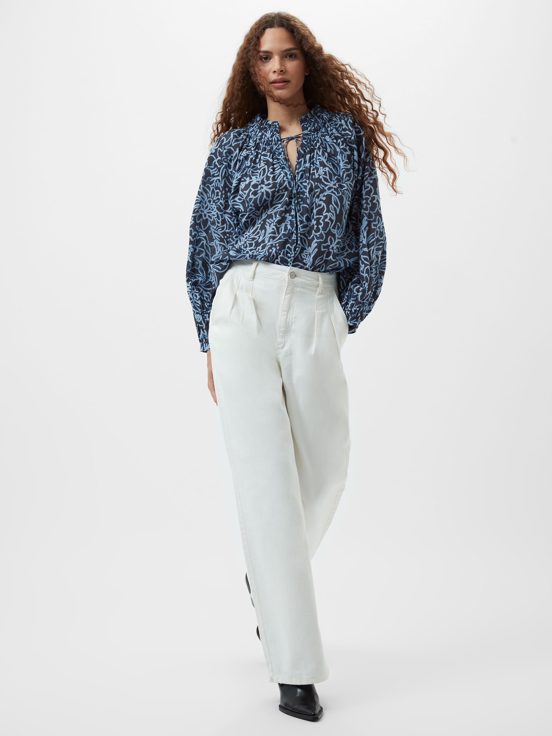 Blusa de Algodón Anna Austin con Detalle de Lazo en el Cuello