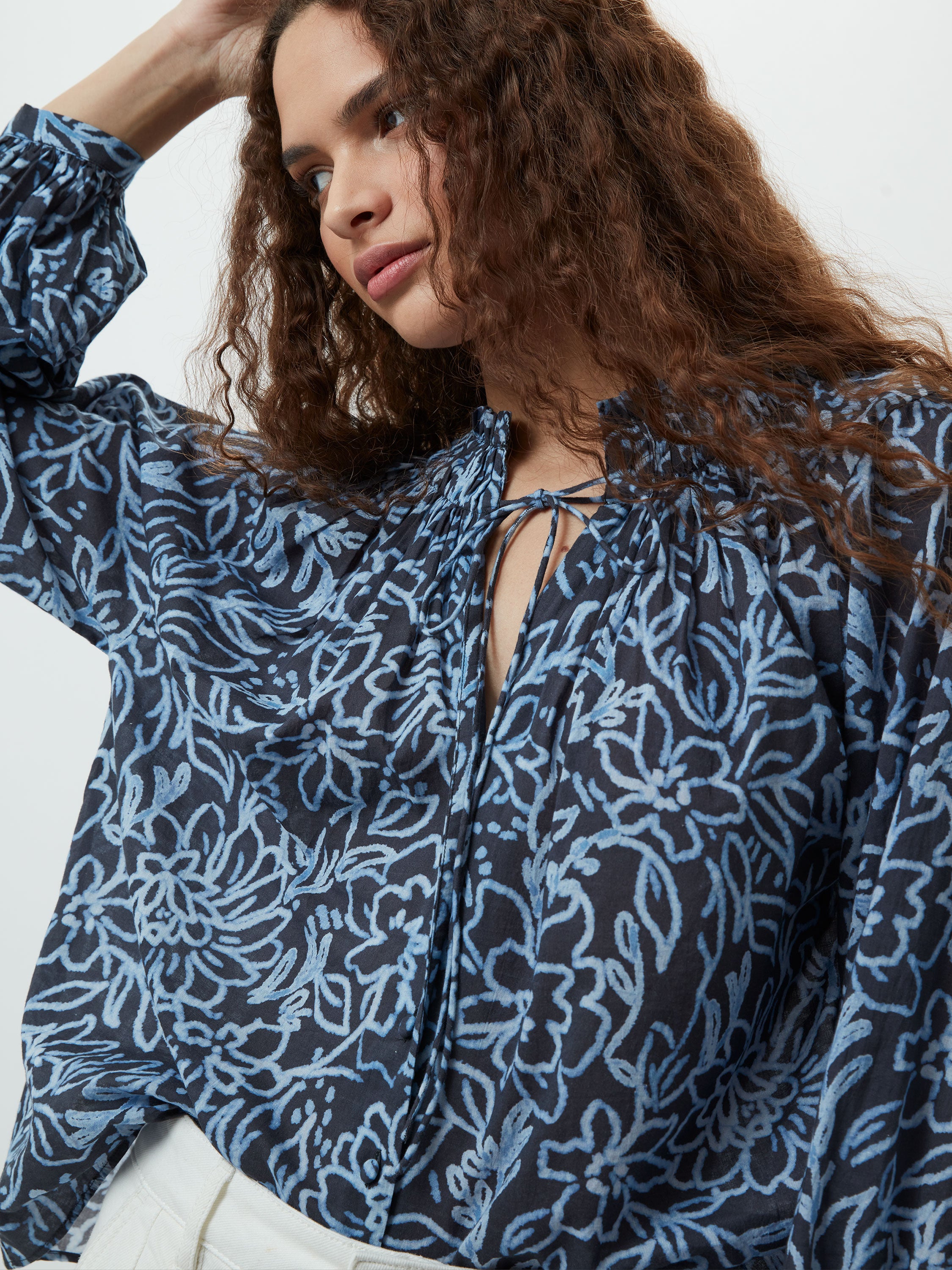 Blusa de Algodón Anna Austin con Detalle de Lazo en el Cuello