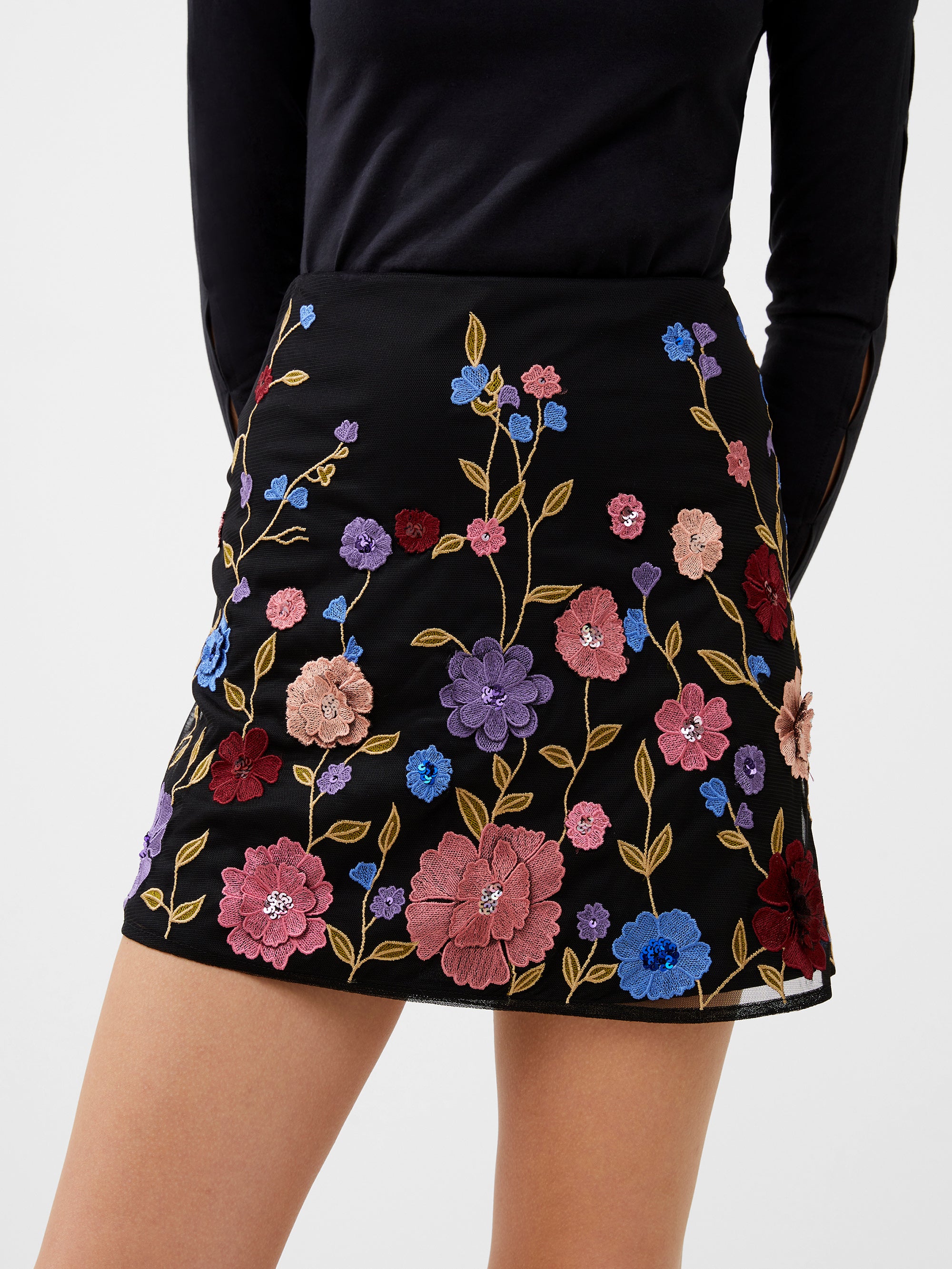 Falda Corta Astrida con Adornos Elegantes