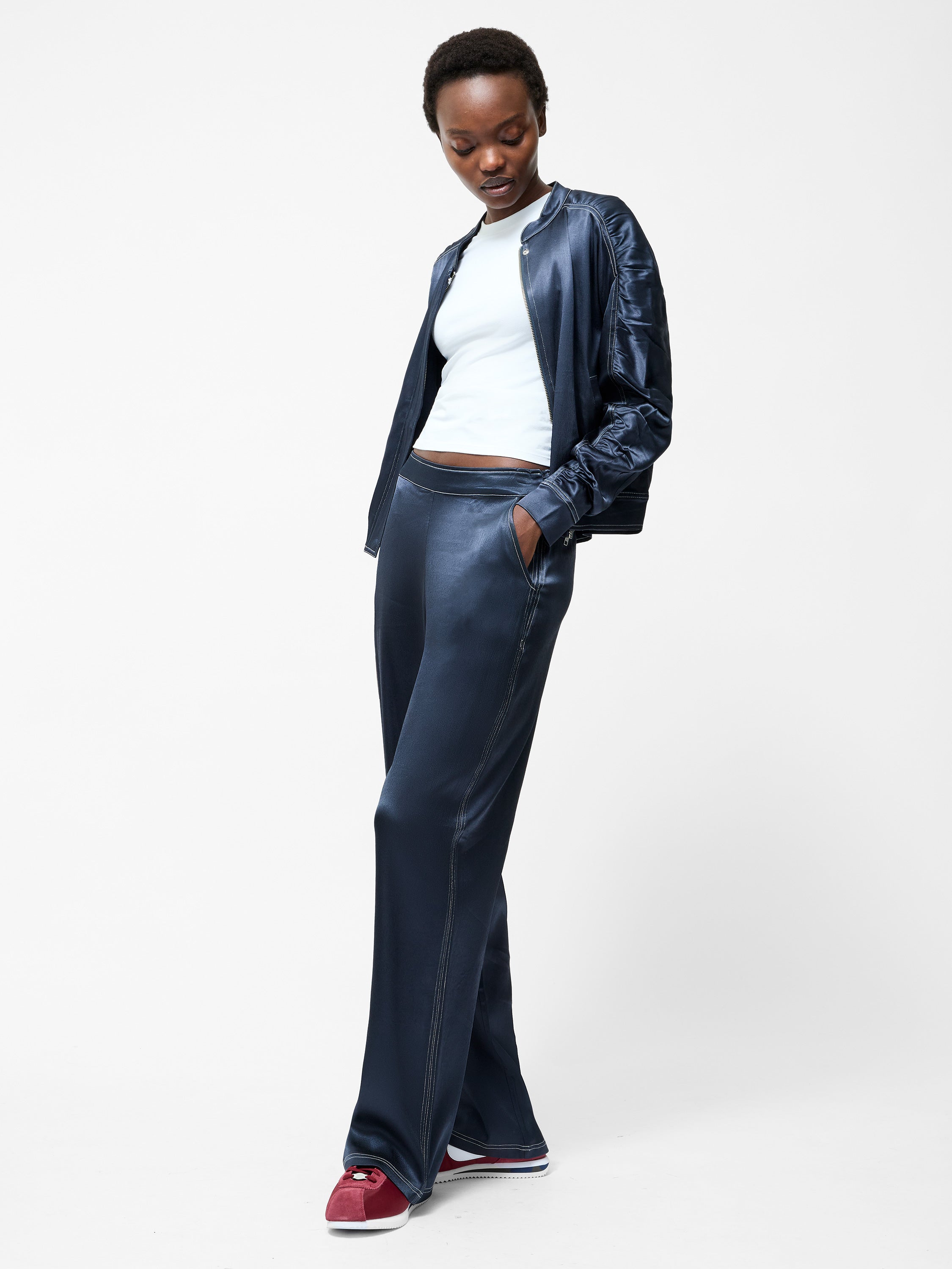 AKITA - Pantalones Holgados de Satén Elástico con Comodidad Moderna