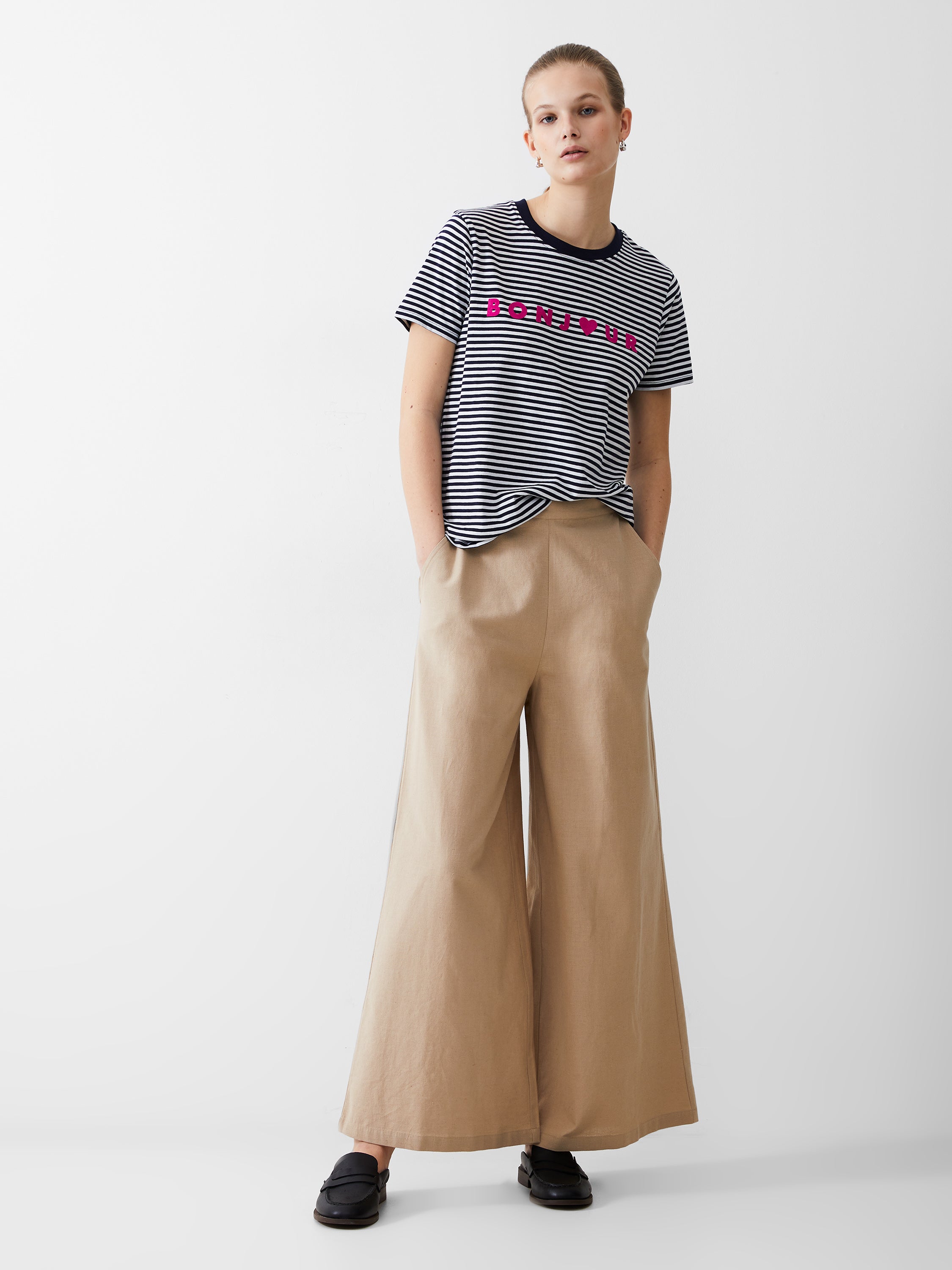 Camiseta Moderna con Diseño de Rayas y Motivo 
