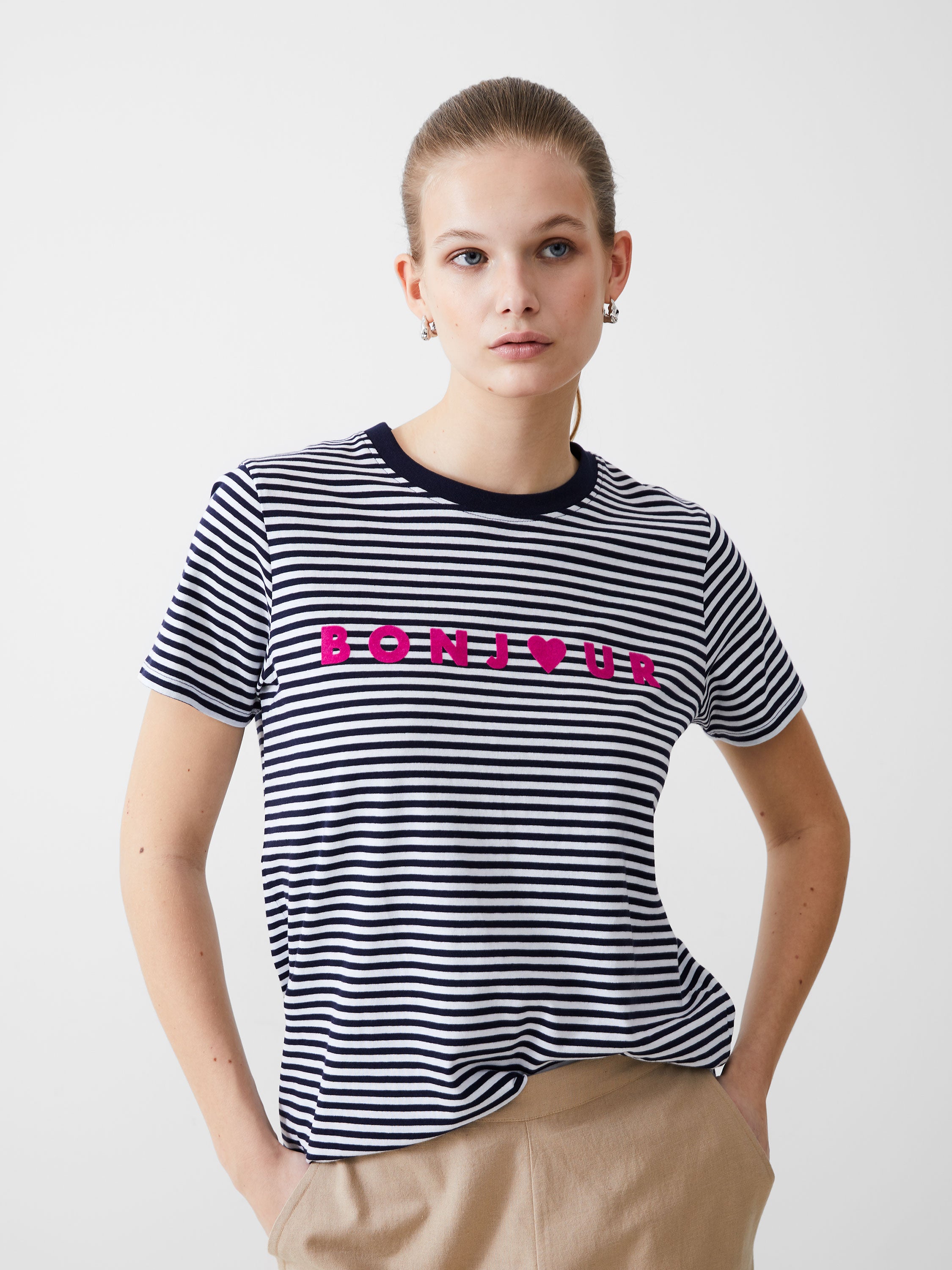 Camiseta Moderna con Diseño de Rayas y Motivo 