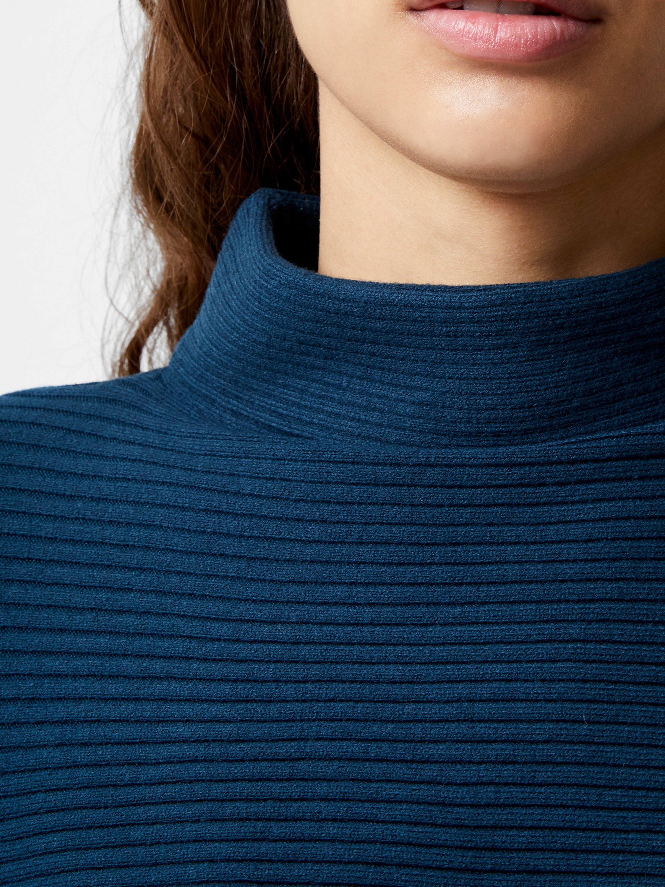 Súéter Acanalado de Cuello Alto en Tejido Ultra Suave