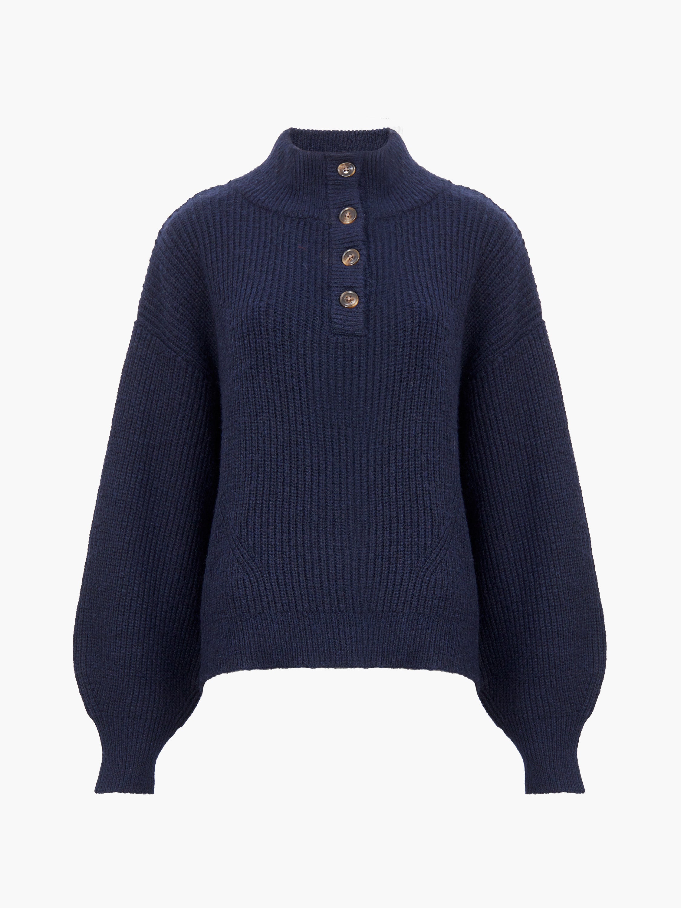 Súeter oversize de cuello alto con detalle de 1/4 botones y caída relajada en hombros