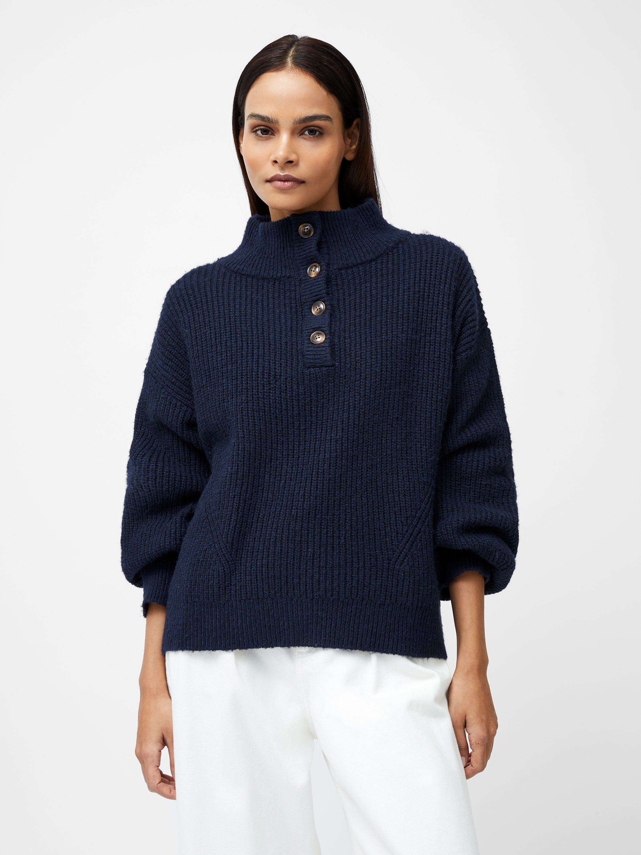Súeter oversize de cuello alto con detalle de 1/4 botones y caída relajada en hombros
