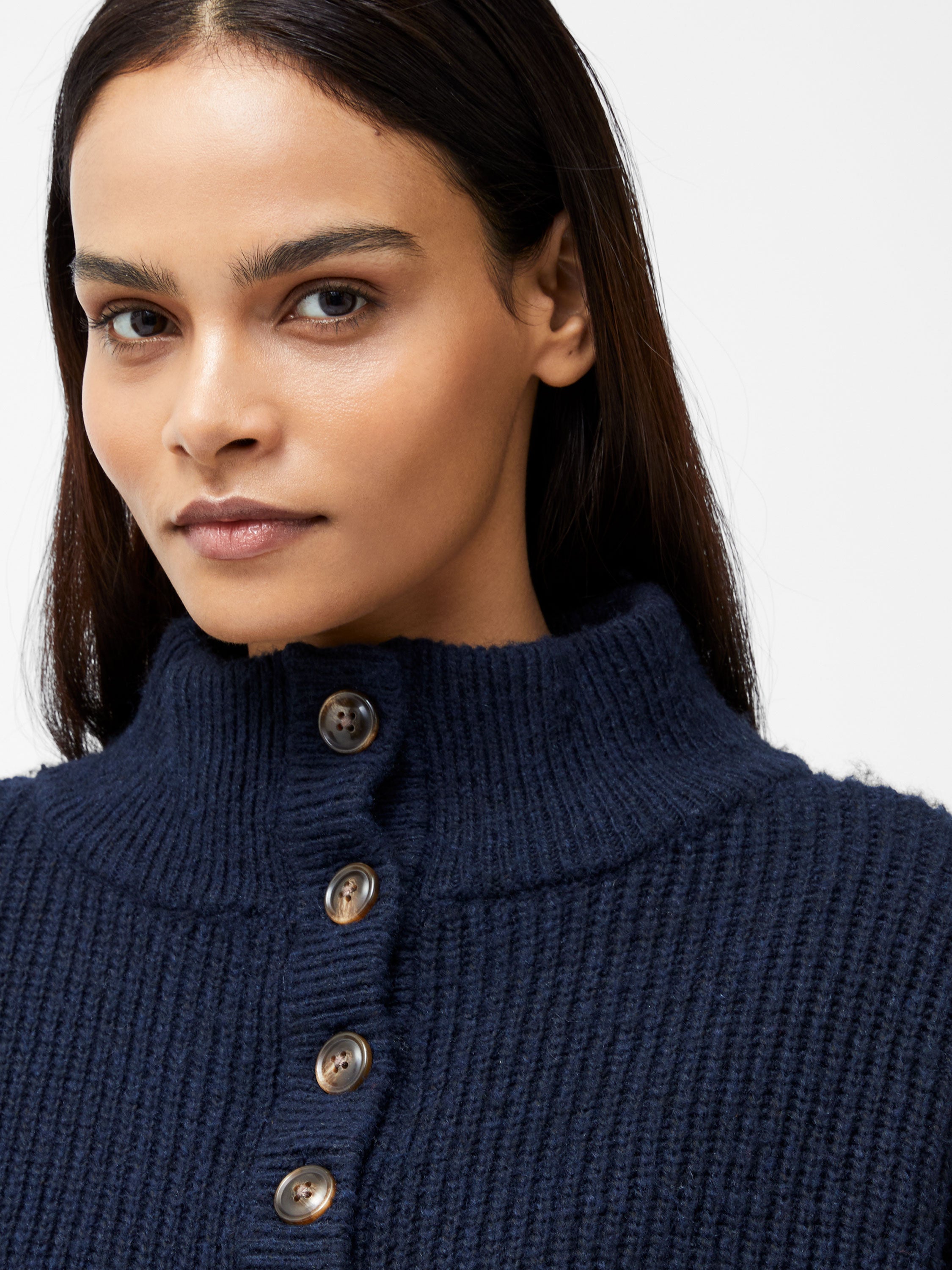 Súeter oversize de cuello alto con detalle de 1/4 botones y caída relajada en hombros