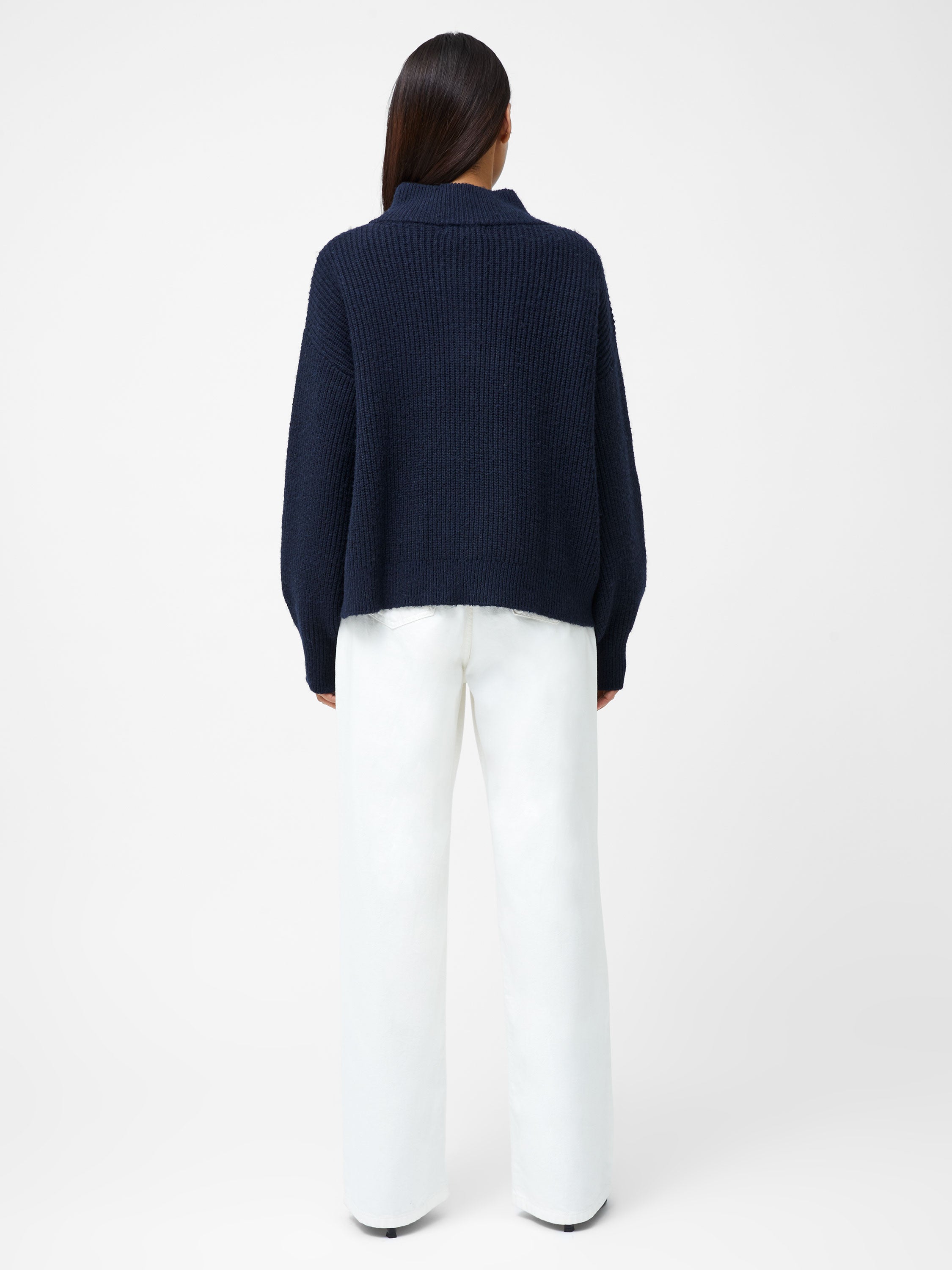 Súeter oversize de cuello alto con detalle de 1/4 botones y caída relajada en hombros