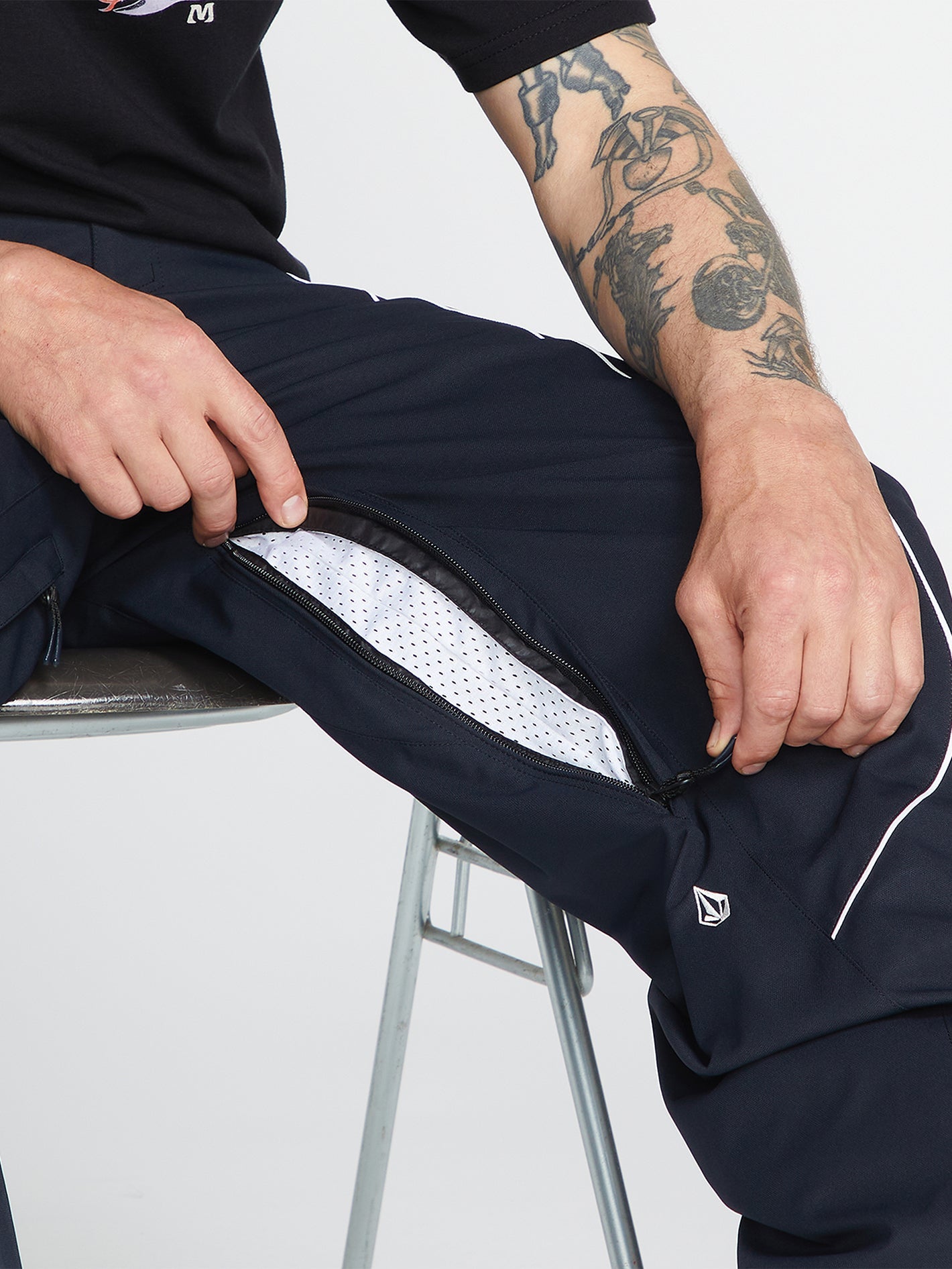Chron X Jeans Urbanos Ébano - Ajuste Moderno y Diseño Esencial