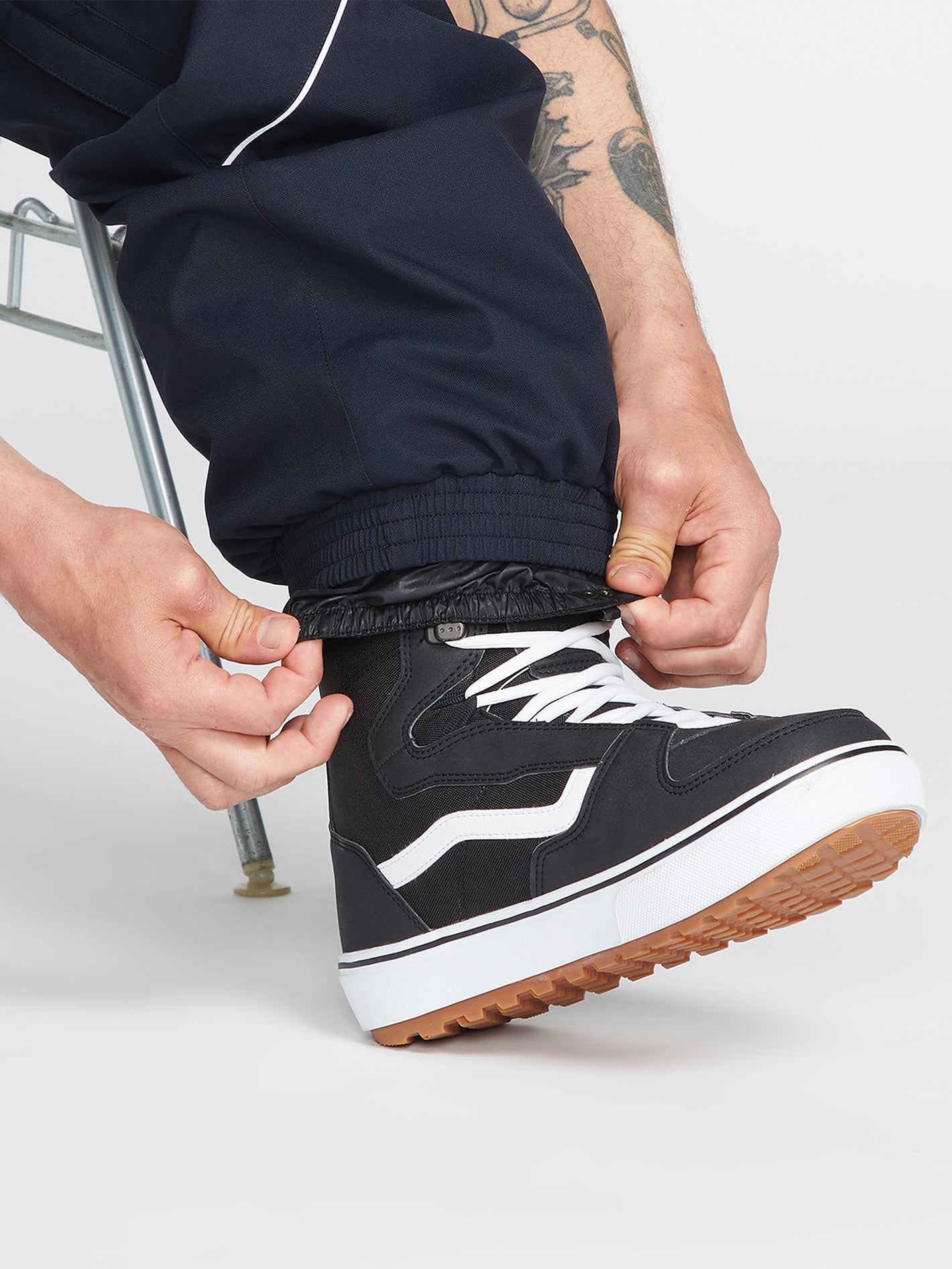 Chron X Jeans Urbanos Ébano - Ajuste Moderno y Diseño Esencial