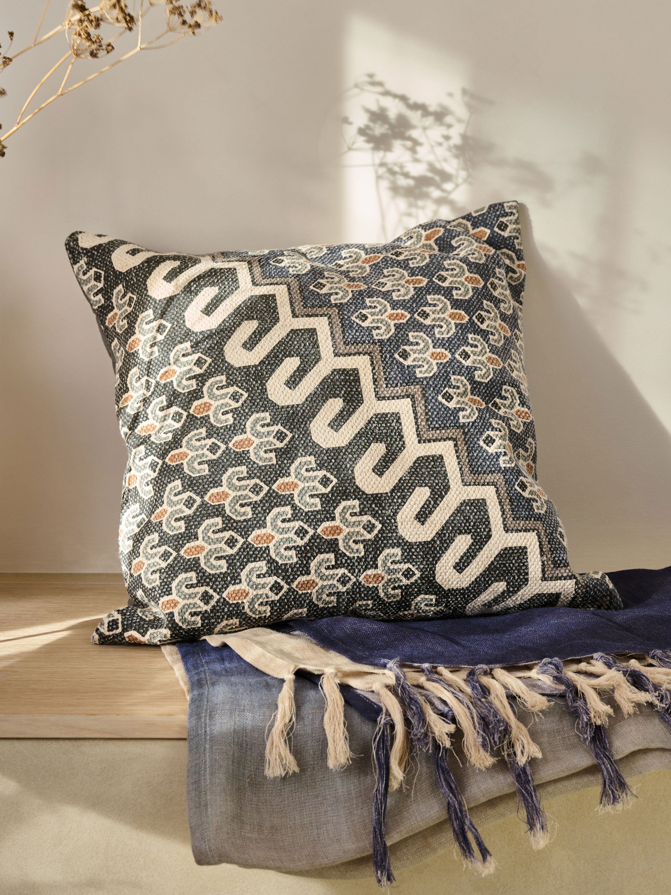 Almohadón Decorativo Premium con Diseño de Campo de Amapolas Azules