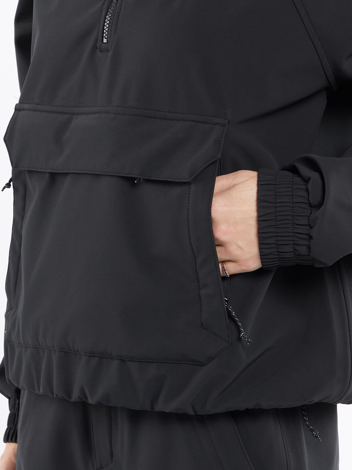 Chaqueta Ultraligera Sinterizada con Elasticidad Integrada - Tono Negro Clásico, Diseño Ergonómico y Comodidad Superior