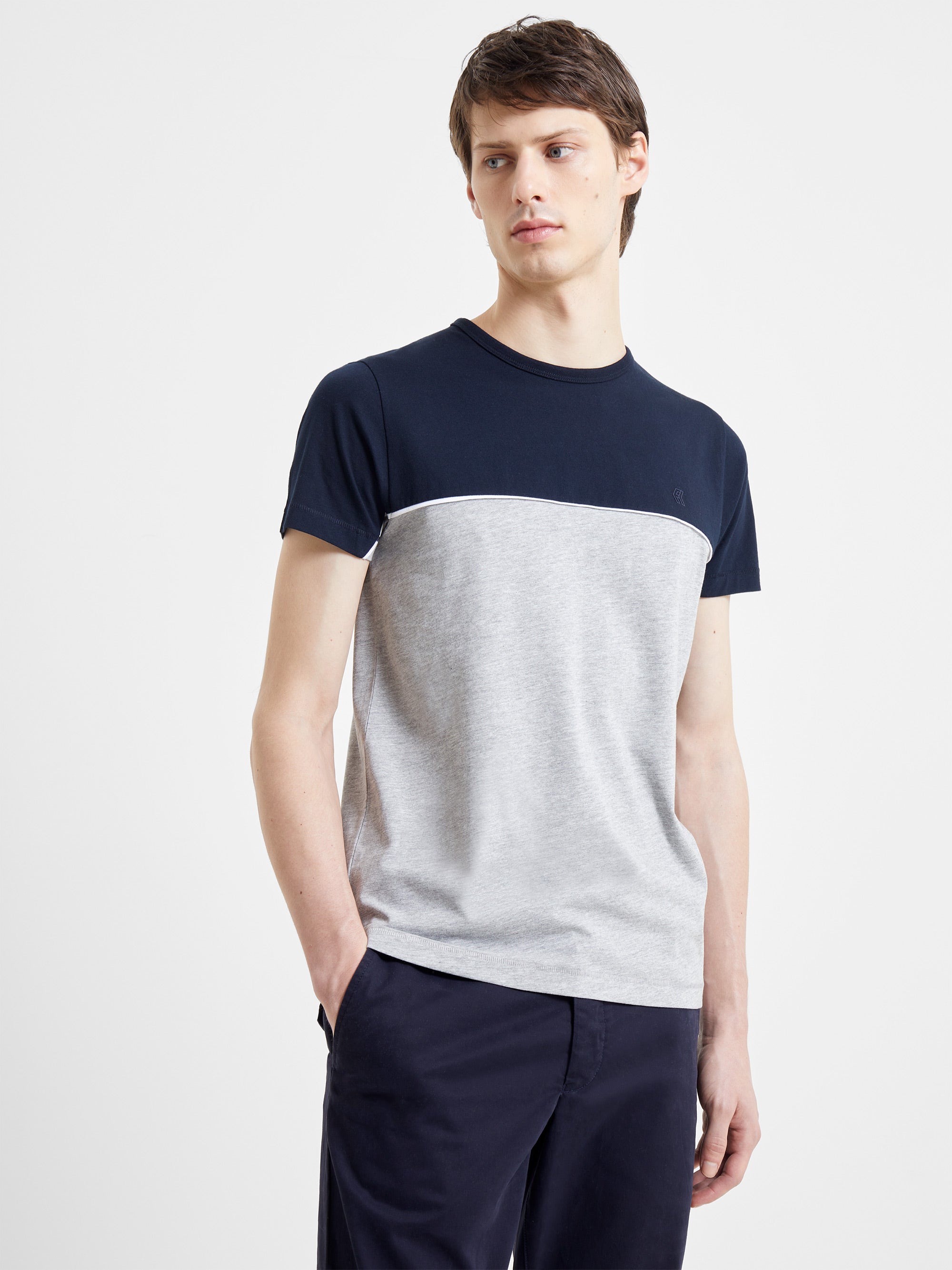 Camiseta con Ribete en Bloque - Diseño Moderno y Estilo Urbano