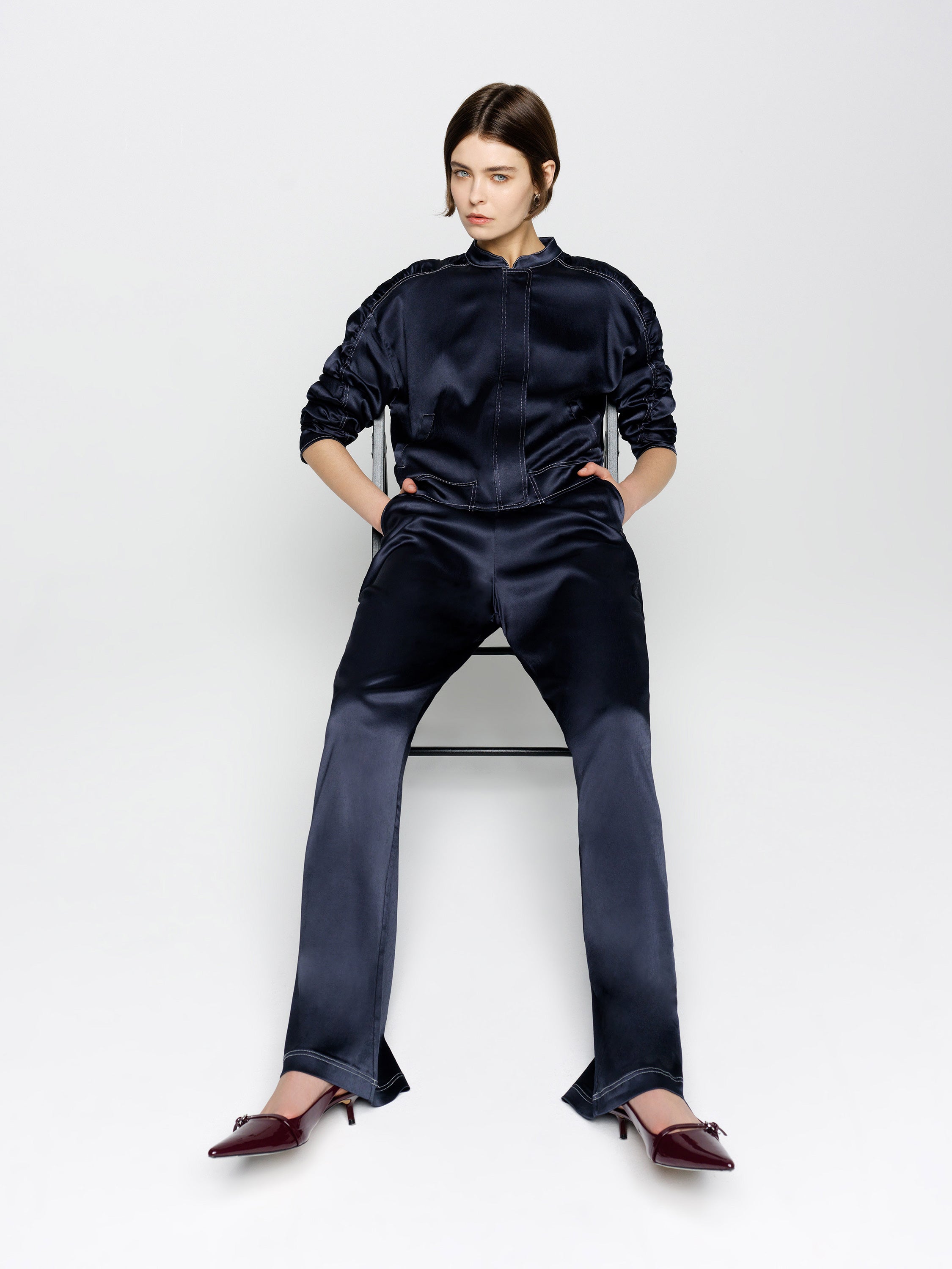 AKITA - Pantalones Holgados de Satén Elástico con Comodidad Moderna