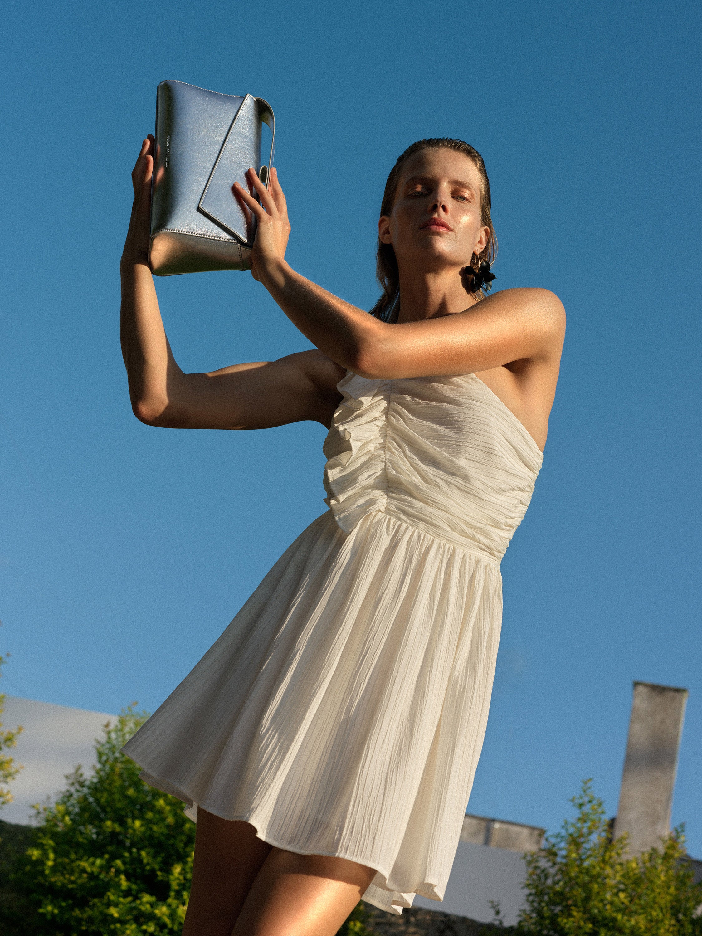 Vestido Corto Plisado con Detalles Volantes Bonny