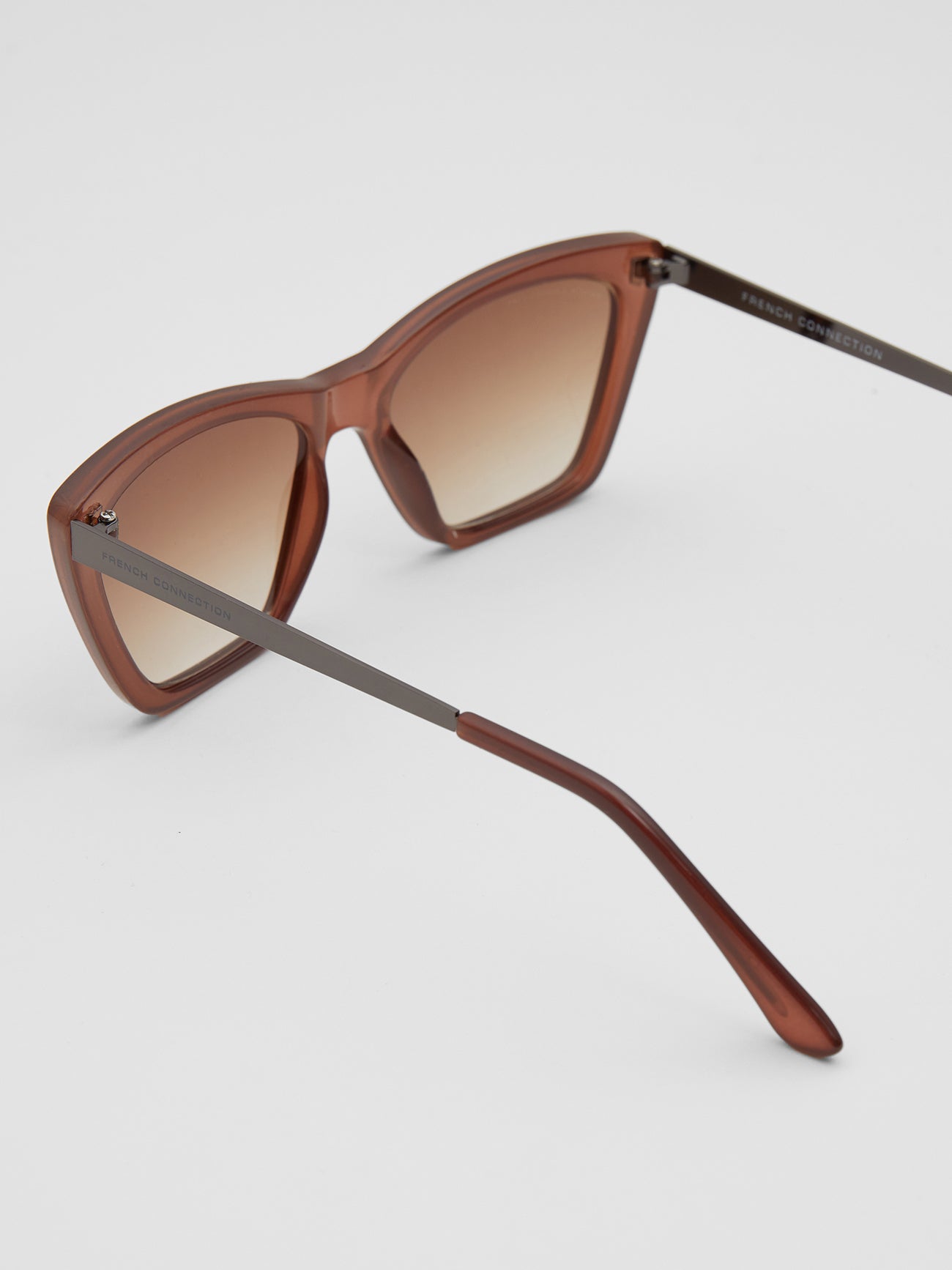 Gafas de Sol Retro con Marco Angular y Diseño Felino Elegante